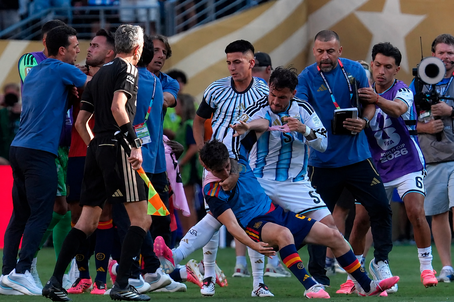 Leandro Paredes expulsé après la bagarre en finale de la Coupe du monde 2026