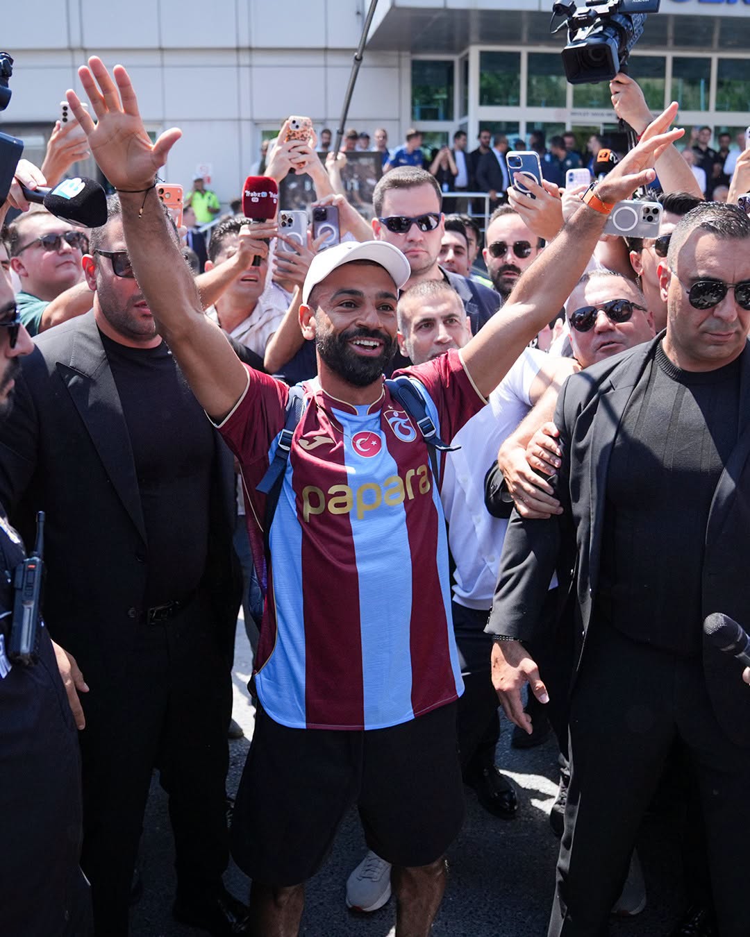 Mohamed Salah Trabzonspor accueilli par les supporters lors de son arrivée en Turquie